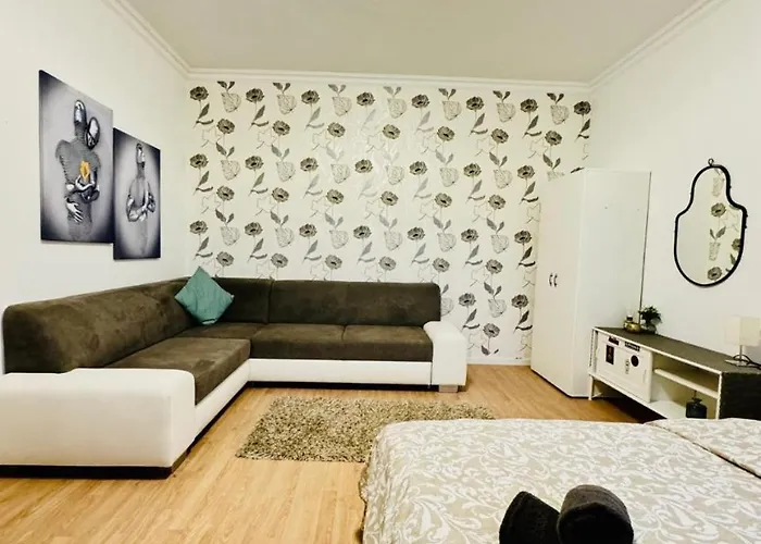 Apartment Cozy In A For Groups, 16-mins To Blumengaerten *