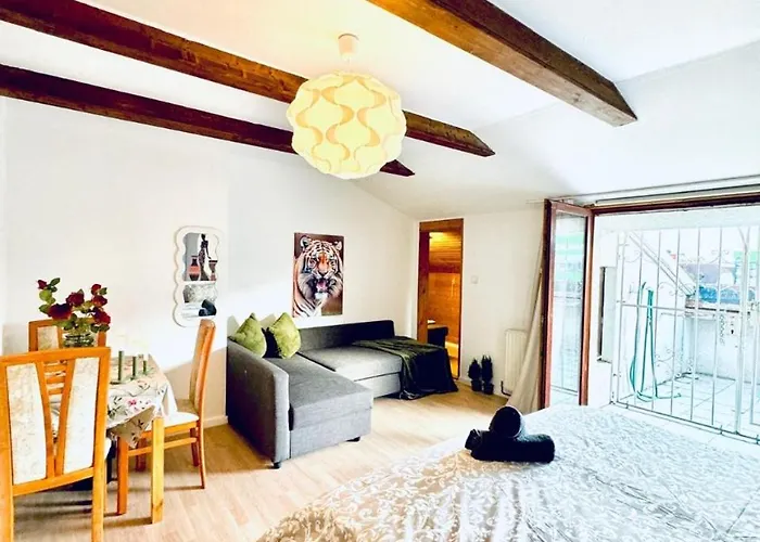 Cozy In A For Groups, 16-mins To Blumengaerten Apartment Vienna