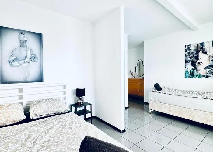 Apartment Cozy In A For Groups, 16-mins To Blumengaerten