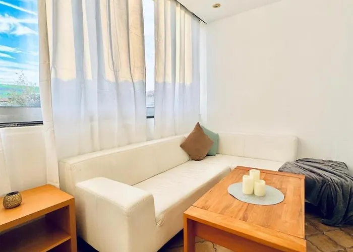 Apartment Cozy In A For Groups, 16-mins To Blumengaerten