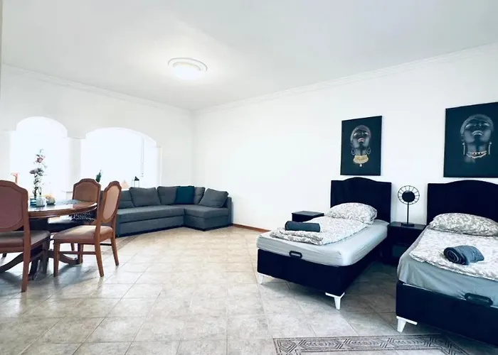 Apartment Cozy In A For Groups, 16-mins To Blumengaerten