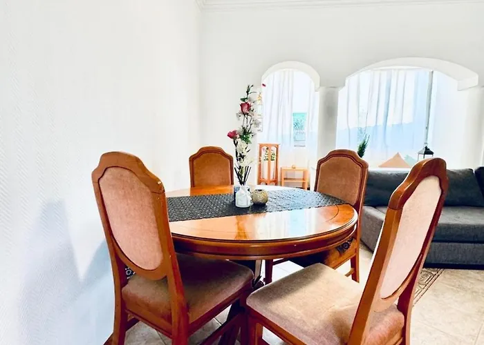 Apartment Cozy In A For Groups, 16-mins To Blumengaerten