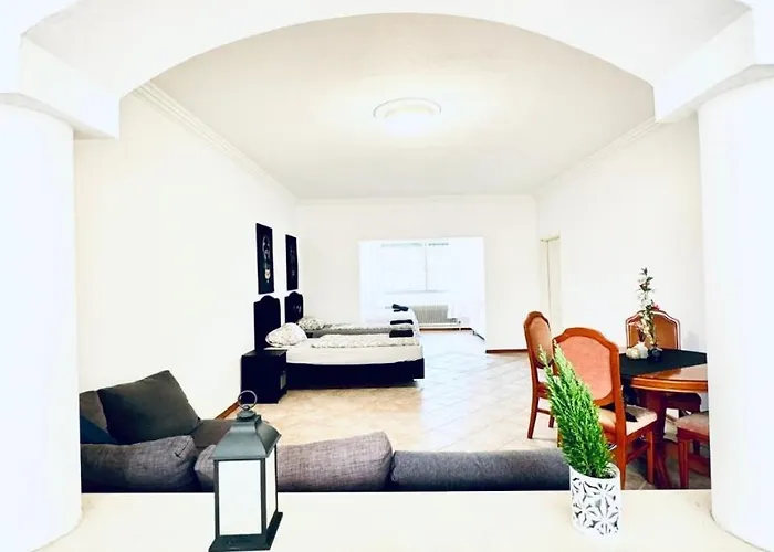 Apartment Cozy In A For Groups, 16-mins To Blumengaerten *